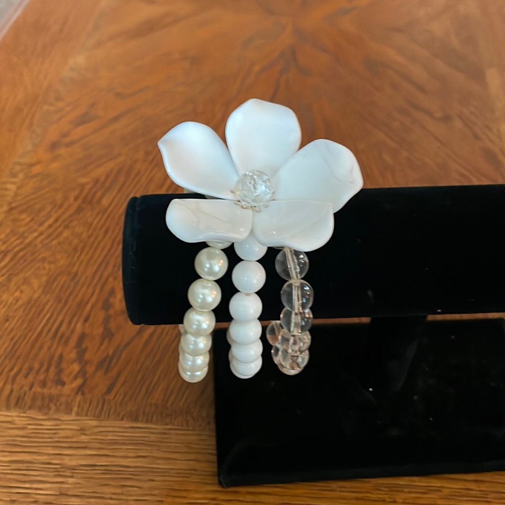 White floral beaded stretch bracelet